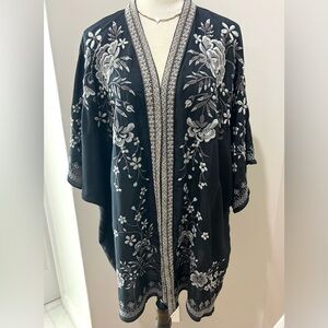 Chelsea & Theodore Boho Black Kimono  White Gray Floral Embroidery SZ 1X EUC